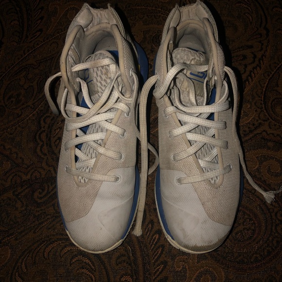 Basketball shoes - Picture 3 of 4